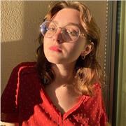 Jeune Graphiste qui donne des tips à distance.